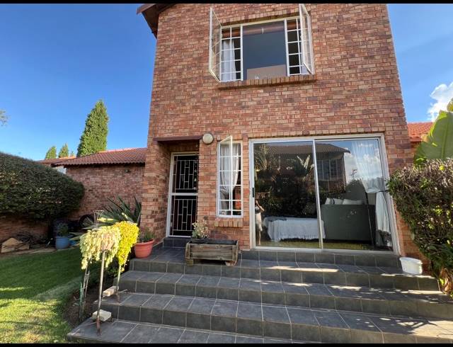 4 BEDROOM TOWNHOUSE FOR SALE IN SUNDOWNER